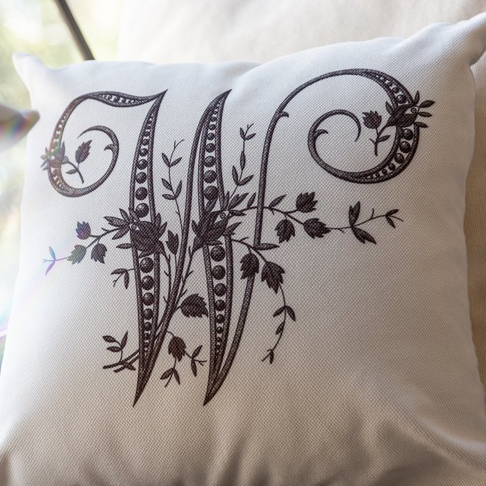 Декоративная подушка Азбука мечты буква W белого цвета - лучшие Декоративные подушки в INMYROOM