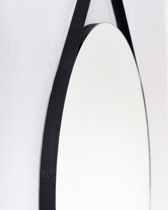 Круглое настенное зеркало диаметр 62 в ремне из натуральной кожи  - купить Настенные зеркала по цене 8882.0