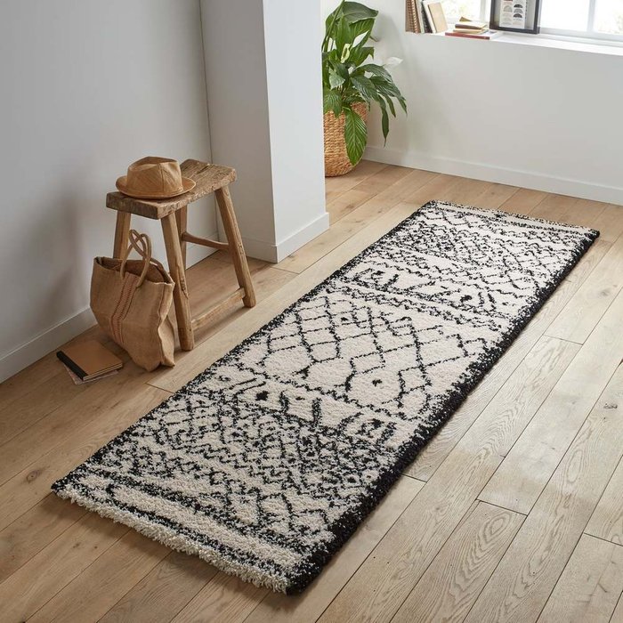 Ковер в берберском стиле Afaw 80x250 черно-белого цвета - лучшие Ковры в INMYROOM Ковер в берберском стиле Afaw 80x250 черно-белого цвета - лучшие Ковры в INMYROOM