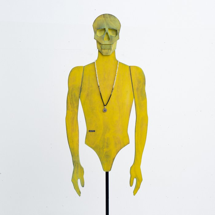 Манекен-вешалка Костя с головой череп желтого цвета - лучшие Напольные вешалки в INMYROOM