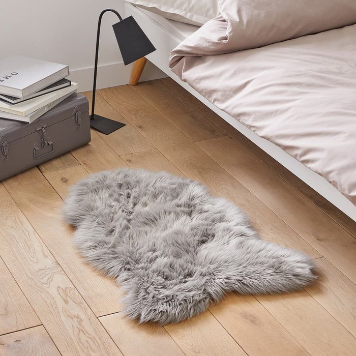 Прикроватный коврик Livio под мутон серого цвета 55x90 см