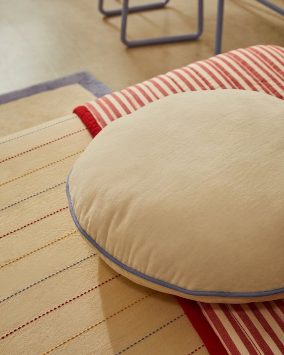 Круглая хлопковая подушка Saya белого цвета - лучшие Декоративные подушки в INMYROOM