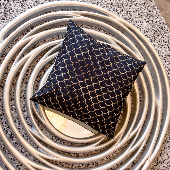 Интерьерная подушка Чешуйки черного цвета - купить Декоративные подушки по цене 2000.0