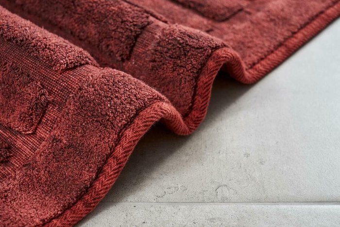Набор из двух ковриков для ванной Hali бордового цвета - купить Коврики для ванной по цене 6990.0