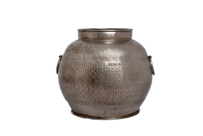 Металлическая ваза серого цвета с гравировкой