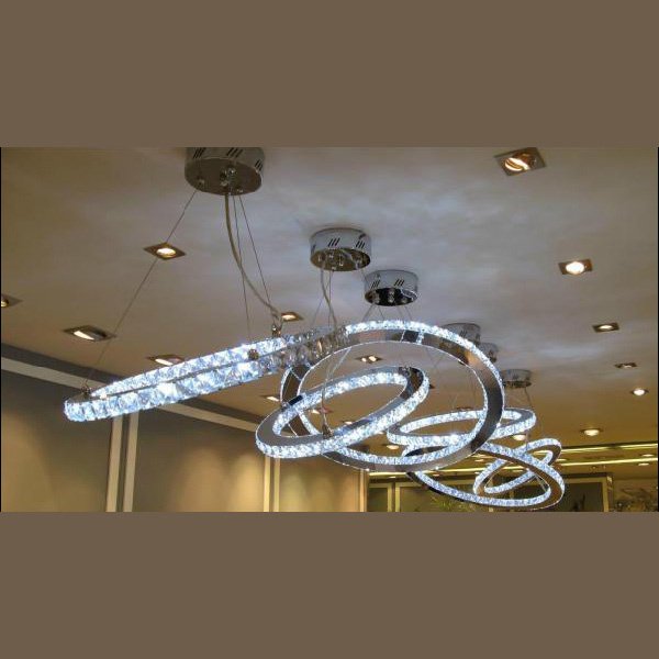 Подвесной светильник в форме кольца декорированного крупными прозрачными кристаллами