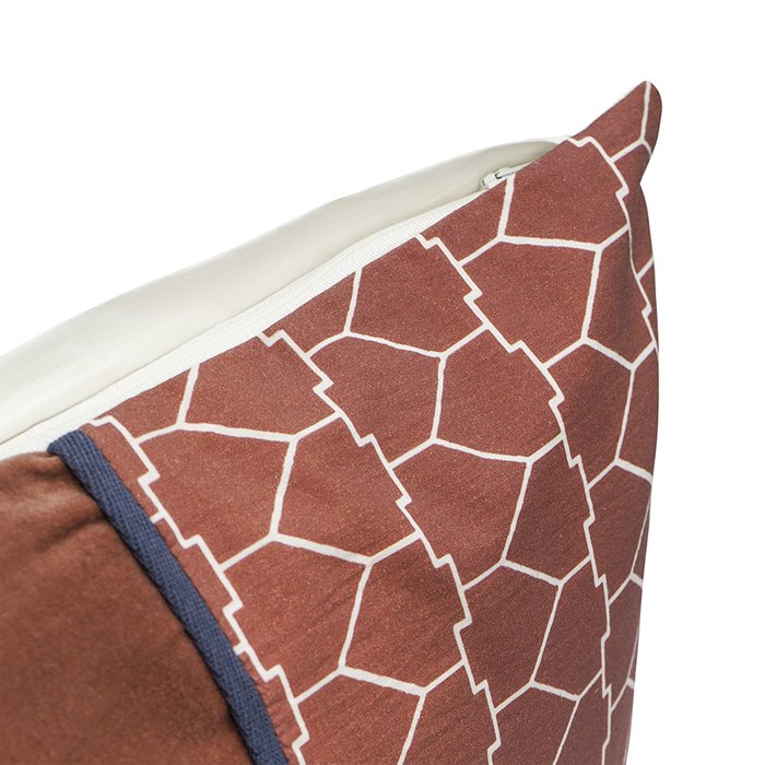 Чехол на подушку из хлопкового бархата с геометрическим принтом Ethnic 45х45 терракотового цвета - лучшие Чехлы для подушек в INMYROOM