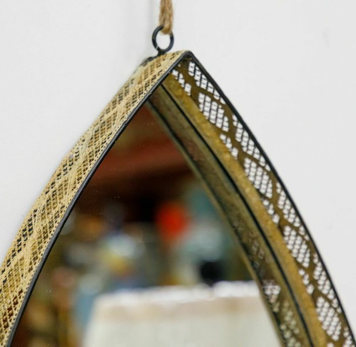 Зеркало настенное в раме золотого цвета из металла - лучшие Настенные зеркала в INMYROOM