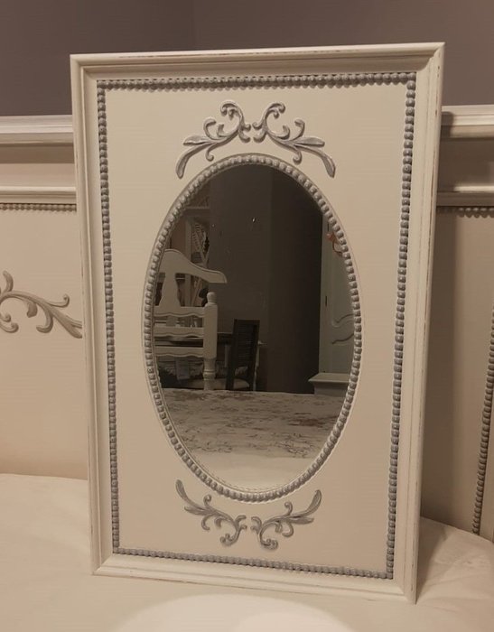 Зеркало настенное Камея 38х60 бежевого цвета - лучшие Настенные зеркала в INMYROOM