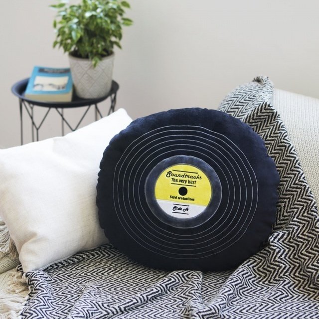 Подушка диванная Soundtracks черного цвета - лучшие Декоративные подушки в INMYROOM
