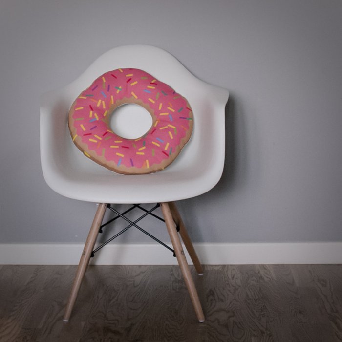 Подушка Pink Donut из 100% хлопка - лучшие Декоративные подушки в INMYROOM