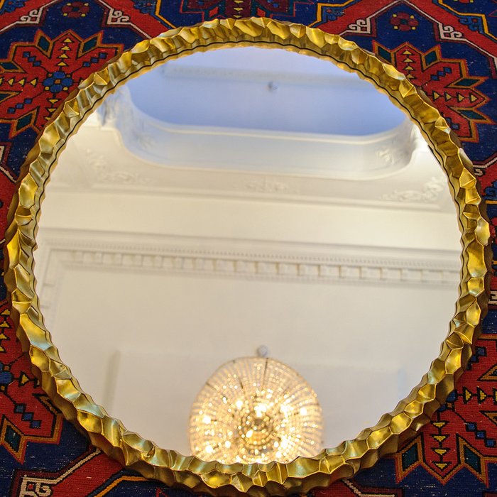 Настенное зеркало Алиот  в раме золотого цвета  - купить Настенные зеркала по цене 34000.0