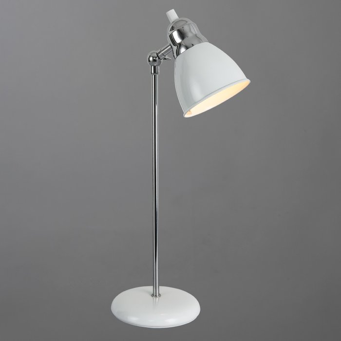 Настольная лампа из металла белого цвета  - купить Рабочие лампы по цене 1600.0