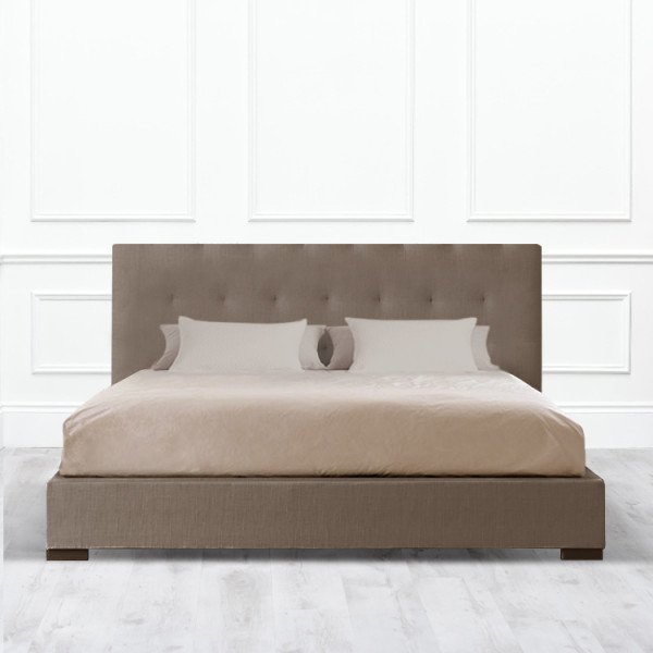 Кровать Irvine из массива с обивкой коричневого цвета