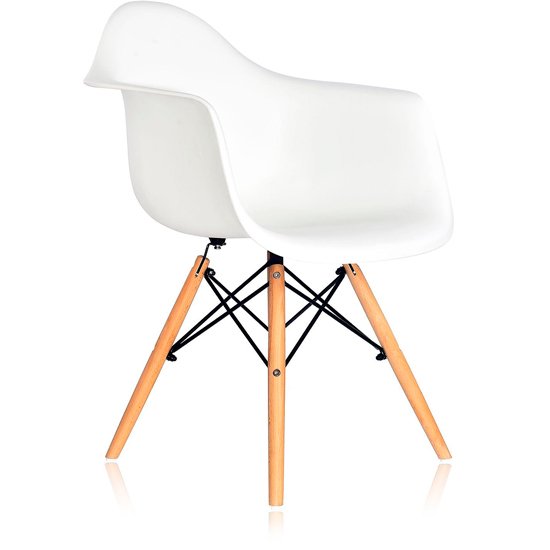 Стул-кресло белого цвета с ножками из массива бука