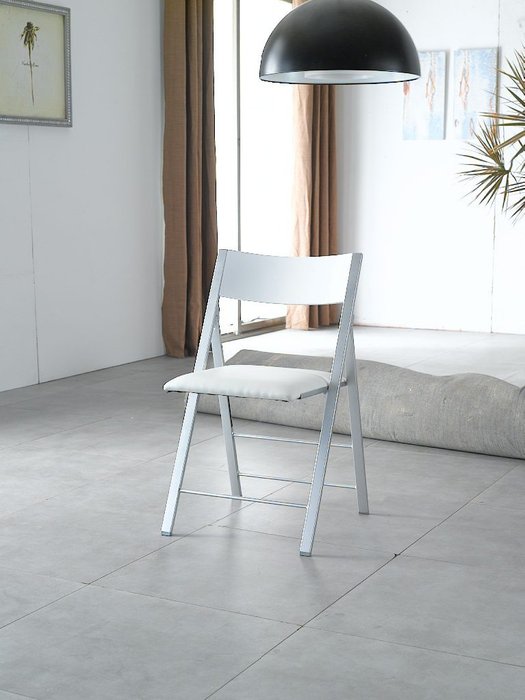 Складной металлический стул белого цвета