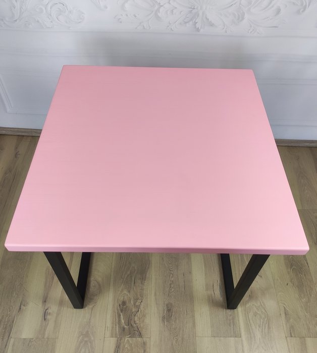 Стол обеденный Loft 80х80 со столешницей из массива сосны розового цвета - лучшие Обеденные столы в INMYROOM