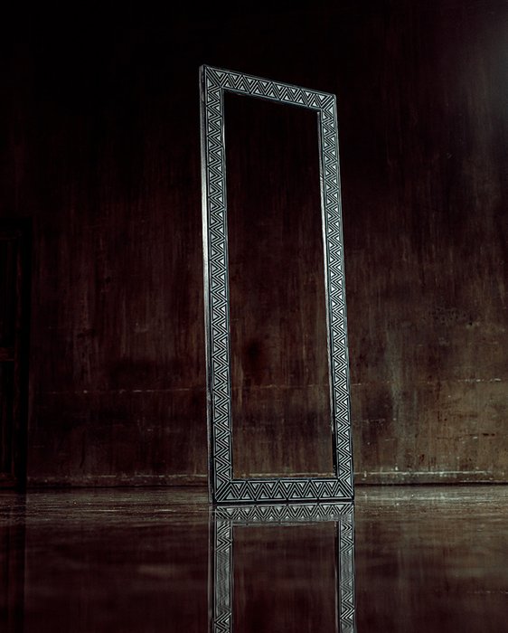 Настенное зеркало Tria Black 54x134 в раме из массива сосны - лучшие Настенные зеркала в INMYROOM