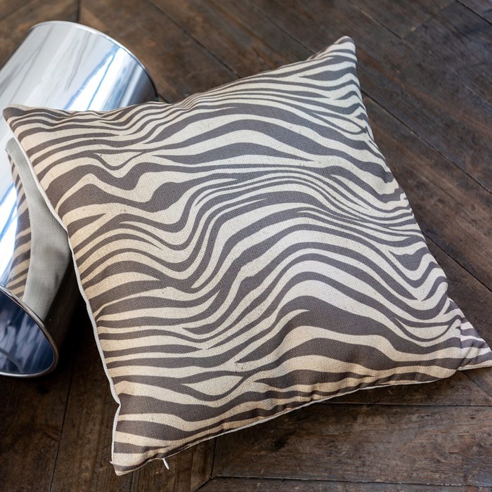 Интерьерная подушка Зебра бежево-коричневого цвета - лучшие Декоративные подушки в INMYROOM