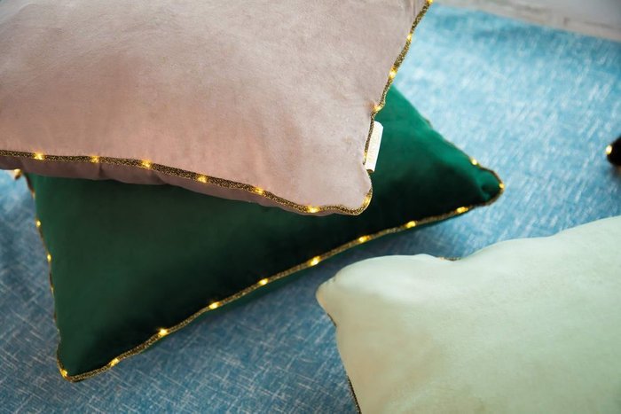 Чехол для подушки Flash 45х45 темно-зеленого цвета декорированный светодиодами  - купить Чехлы для подушек по цене 630.0