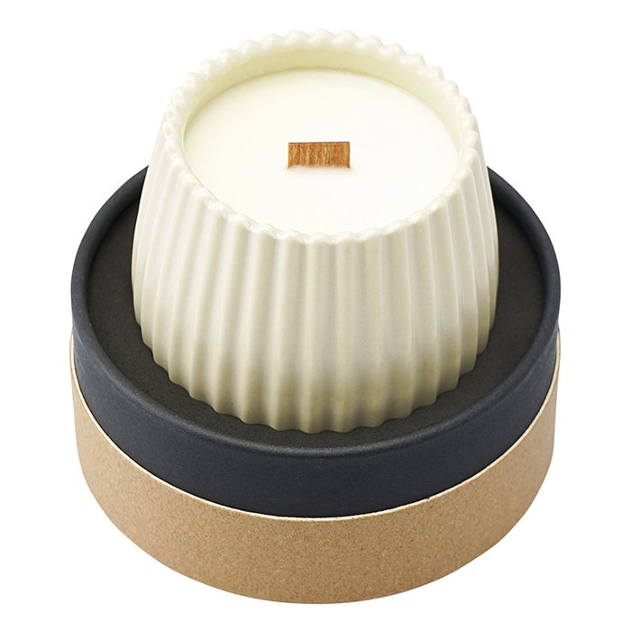 Свеча ароматическая с деревянным фитилём Green tea бежевого цвета - купить Свечи по цене 2990.0