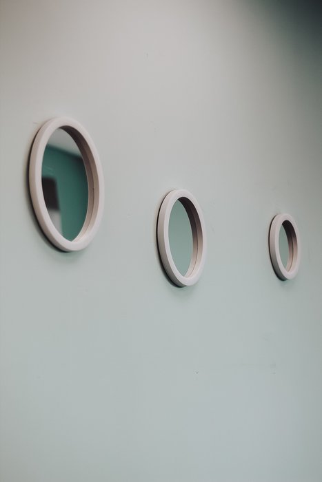 Комплект из трех  настенных декоративных зеркал Неаполь белого цвета - купить Настенные зеркала по цене 1435.0