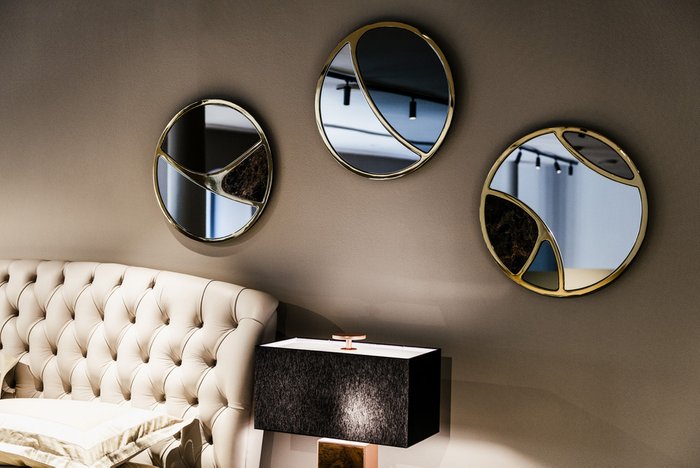 Круглое зеркало Delta в металлической раме золотого цвета - лучшие Настенные зеркала в INMYROOM