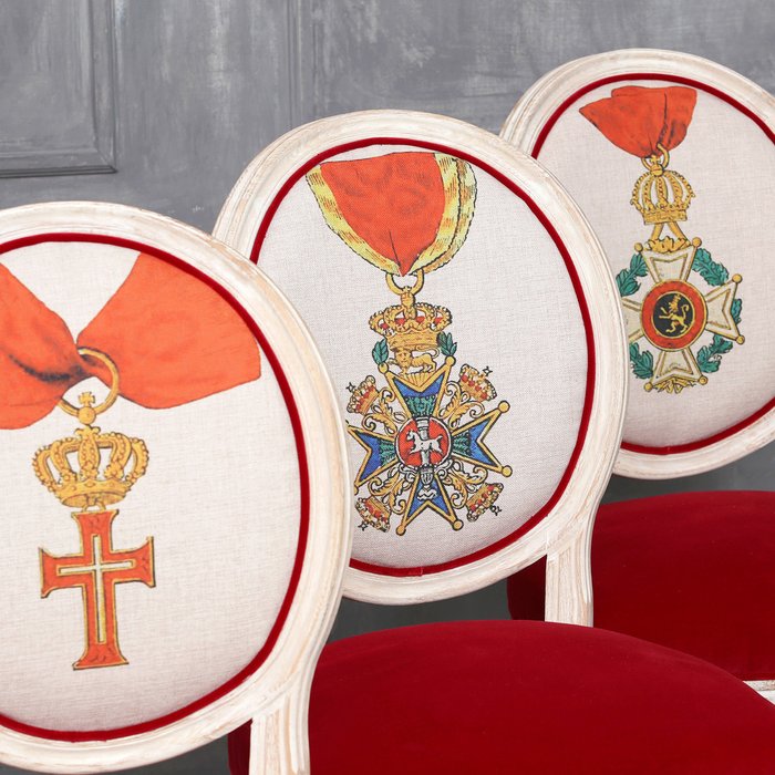 Стул Орден Генриха Льва Бавария с обивкой из бархата - лучшие Обеденные стулья в INMYROOM