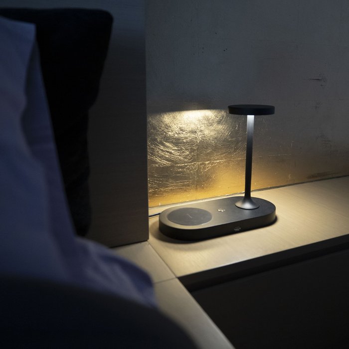 Лампа настольная с USB разъемом и функцией беспроводной зарядки устройств Ceres черного цвета - купить Настольные лампы по цене 46637.0