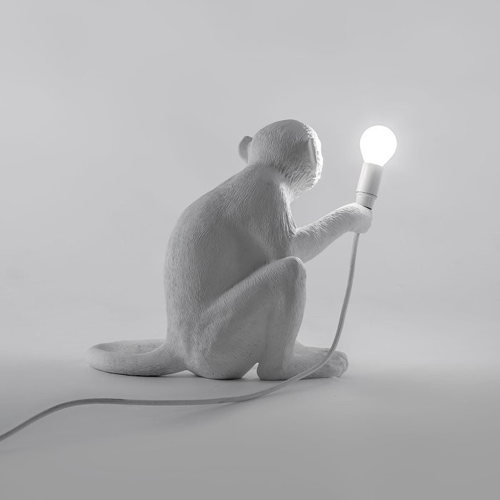Настольная лампа SelettI Monkey из смолы белого цвета - лучшие Настольные лампы в INMYROOM
