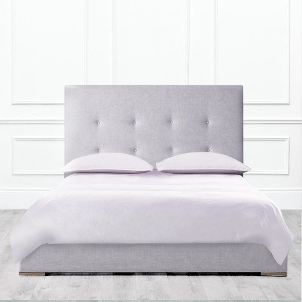 Кровать Davenport из массива с обивкой серого цвета