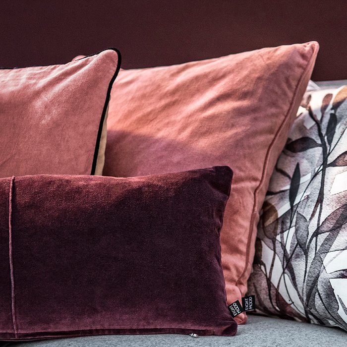 Двусторонняя подушка Duo из бархата - лучшие Декоративные подушки в INMYROOM