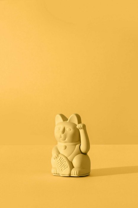 Декоративная фигурка-статуэтка Lucky Cat Mini желтого цвета - купить Фигуры и статуэтки по цене 2502.0