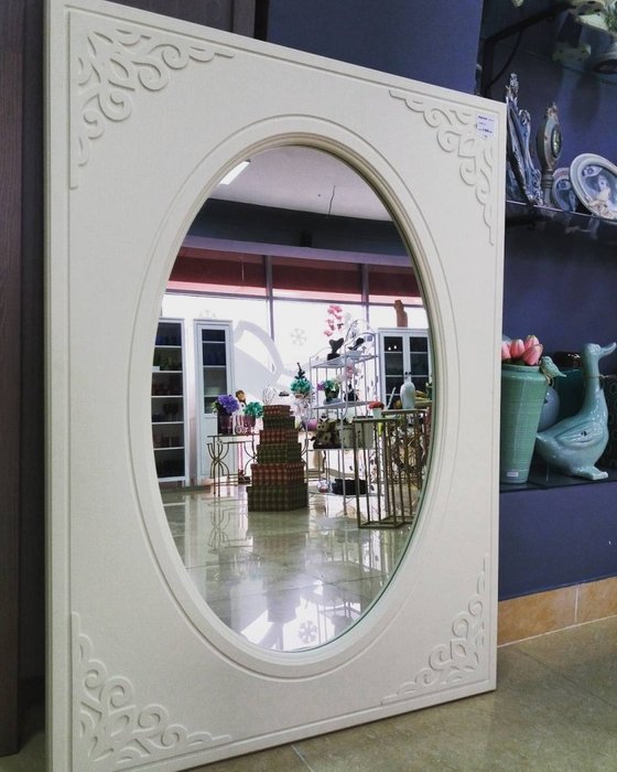 Зеркало настенное Ассоль овальное в раме бежевого цвета - лучшие Зеркала в INMYROOM