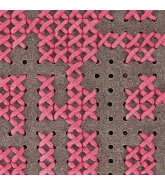 Подушка Canevas розового цвета - купить Декоративные подушки по цене 31990.0