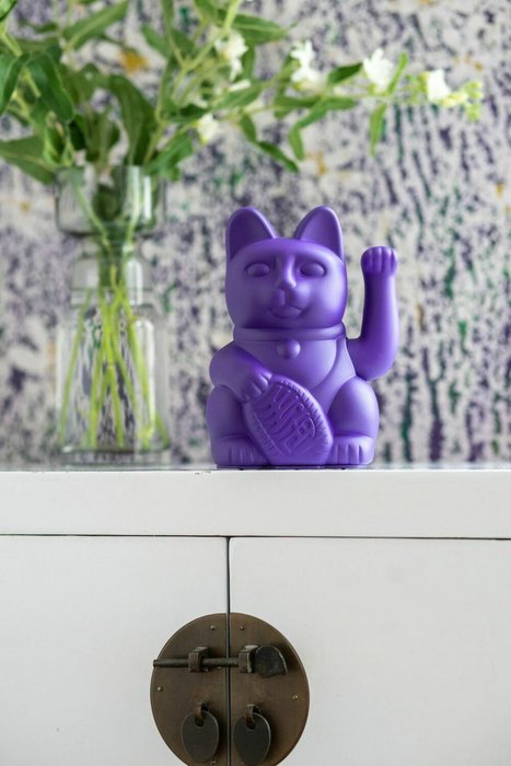 Декоративная фигурка-статуэтка Lucky Cat M фиолетового цвета - лучшие Фигуры и статуэтки в INMYROOM