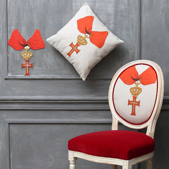Декоративная подушка «Верховный Орден, Ватикан» - лучшие Декоративные подушки в INMYROOM