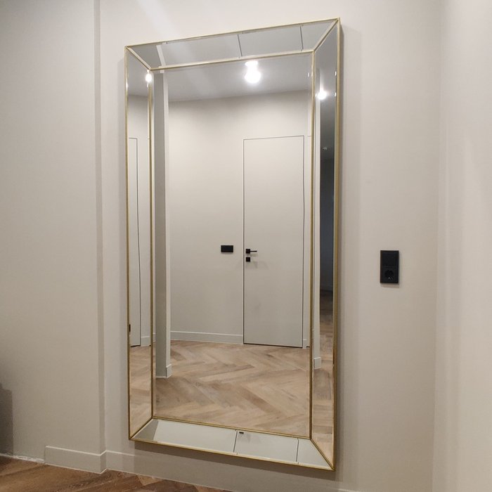 Настенное зеркало Victor 80х180 в раме золотого цвета  - лучшие Настенные зеркала в INMYROOM