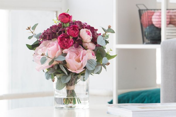 Композиция из искусственных цветов - Гортензия бургундия, розы, эвкалипт - купить Декоративные цветы по цене 7270.0