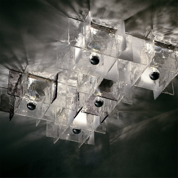 Потолочный светильник AVMazzega "GHIACCIO" с плафоном из множества фактурных стеклянных граней дымчатого цвета