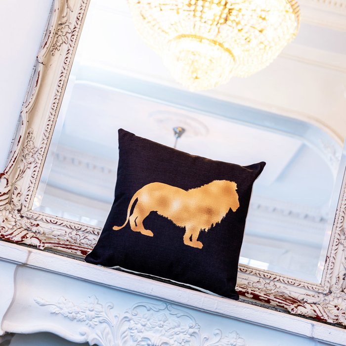 Интерьерная подушка Золотой лев 45х45 - купить Декоративные подушки по цене 2000.0