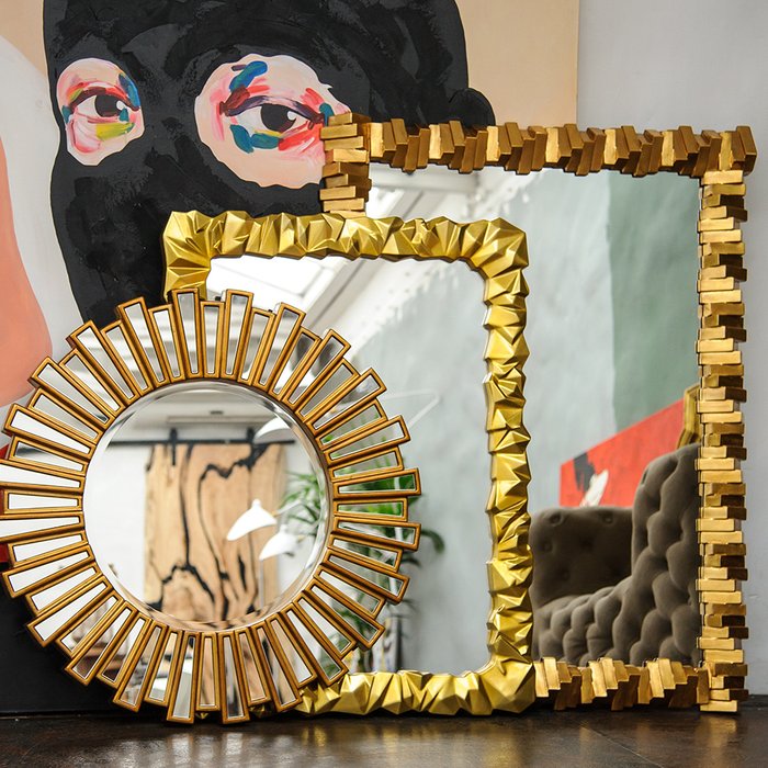 Настенное зеркало Штерн в раме золотого цвета  - лучшие Настенные зеркала в INMYROOM