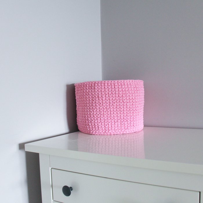 Вязаная корзина Розовая круглая малая - лучшие Декоративные коробки в INMYROOM