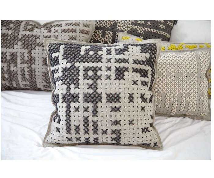 Квадратная подушка Canevas серого цвета - купить Декоративные подушки по цене 31990.0