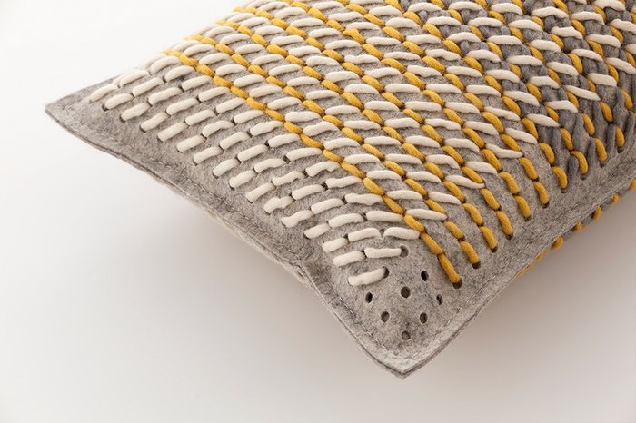 Подушка Canevas Geo Grey серо-желтого цвета - лучшие Декоративные подушки в INMYROOM