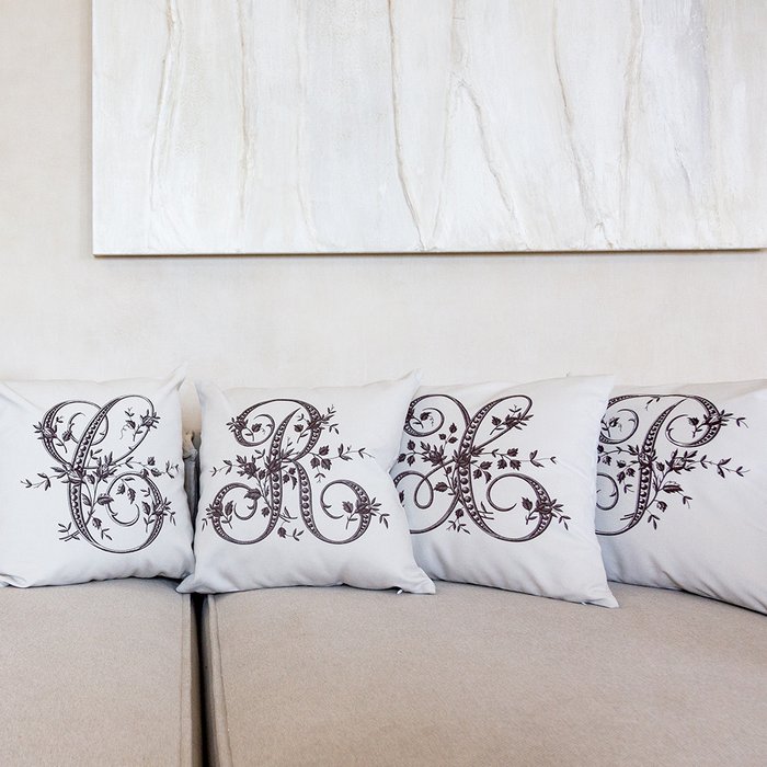 Декоративная подушка Азбука мечты буква E белого цвета - купить Декоративные подушки по цене 2000.0