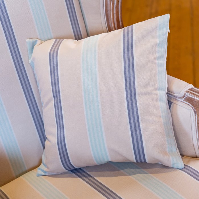 Декоративная подушка Благородное собрание 45х45 бежево-фиолетового цвета  - лучшие Декоративные подушки в INMYROOM