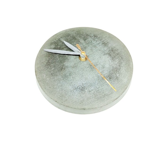 Фактурные настенные часы из бетона серые
