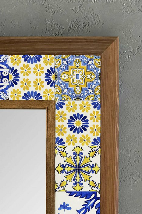 Настенное зеркало 33х33 с каменной мозаикой сине-желтого цвета - лучшие Настенные зеркала в INMYROOM