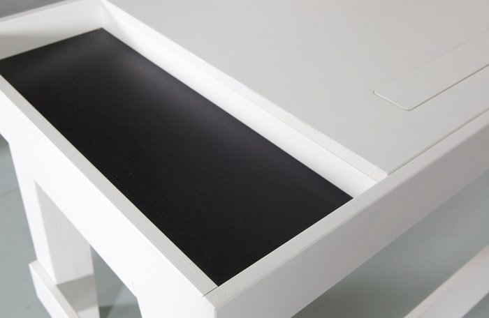 Письменный стол DE EEKHOORN "GROOVING DESK WHITE" - купить Письменные столы по цене 27169.0
